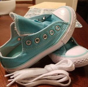 Little girl youth converse!